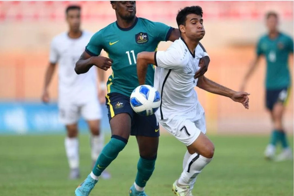 Iraq (trắng) thua Úc 0-1 nhưng đã giật tấm vé vớt từ tay Thái Lan. Ảnh: AFC