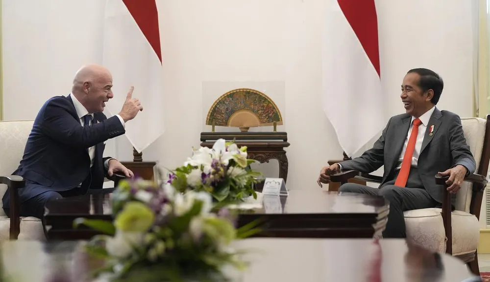 Chủ tịch Gianni Infantino hội đàm với Tổng thống Indonesia - Joko Widodo sau thảm kịch Kanjuruhan ngày 1-10 làm chết 133 người. Chủ tịch FIFA nói một câu nổi tiếng ở Phủ Tổng thống Indonesia: &quot;Chúng tôi đã đến đây với các bạn, chúng tôi, đội ngũ FIFA giàu kinh nghiệm sẽ giúp các bạn nâng cấp an toàn bóng đá&quot;.
