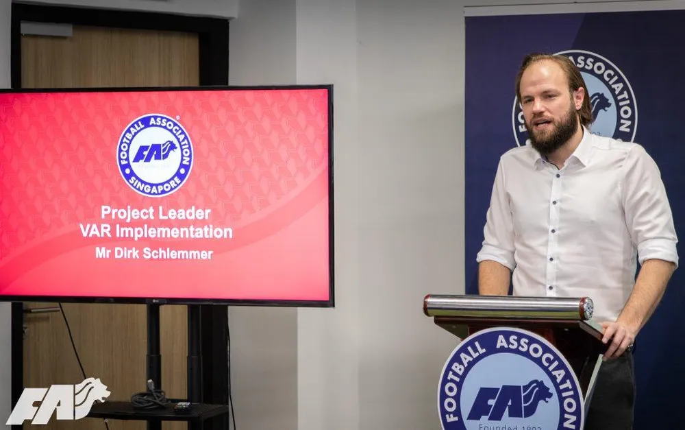 Chuyên gia về trang thiết bị VAR Dirk Schlemmer của FIFA trình bày tại hội thảo về VAR của Singapore. Ảnh: FAS Chuyên gia về trang thiết bị VAR Dirk Schlemmer của FIFA trình bày tại hội thảo về VAR của Singapore. Ảnh: FAS