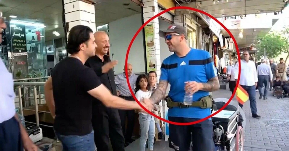 Sanchez ghé vào một quán nước trên đường đi. Ảnh: AP