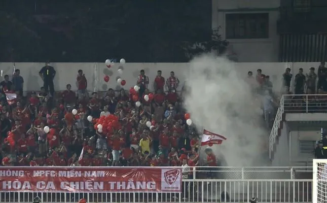 Sân Thống Nhất cháy trên khán đài trận Sài Gòn tiếp Hải Phòng ảnh 1 Sân Thống Nhất cháy trên khán đài trận Sài Gòn tiếp Hải Phòng ảnh 1