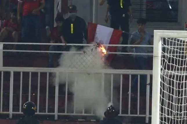 Sân Thống Nhất cháy trên khán đài trận Sài Gòn tiếp Hải Phòng ảnh 2 Sân Thống Nhất cháy trên khán đài trận Sài Gòn tiếp Hải Phòng ảnh 2