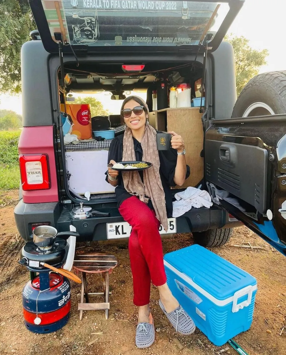 Cả một căn nhà di động đều nằm trong chiếc địa hình hai cầu mang tên Mahindra 4WD THar. Trà đen là thứ mà người Ấn giáo hay mang theo trong những chuyến hành hương đường dài, Noushi cũng thế. Cô mang theo thức ăn và đêm đến ngủ trong xe để tiết kiệm kinh phí. Ảnh: TOI Chặng đầu từ tỉnh Kerala, cô xuất phát lúc 5 giờ 30 sáng, vượt 600km để đến Mumbai, người thân, gia đình tiễn Naaji Noushi. Ảnh: TOI Dọc đường Noushi chuẩn bị bữa ăn...và mời những người địa phương dùng cùng rất thú vị. Naaji Noushi là một YouTuber và một VLogger nổi tiếng. Ảnh: TOI