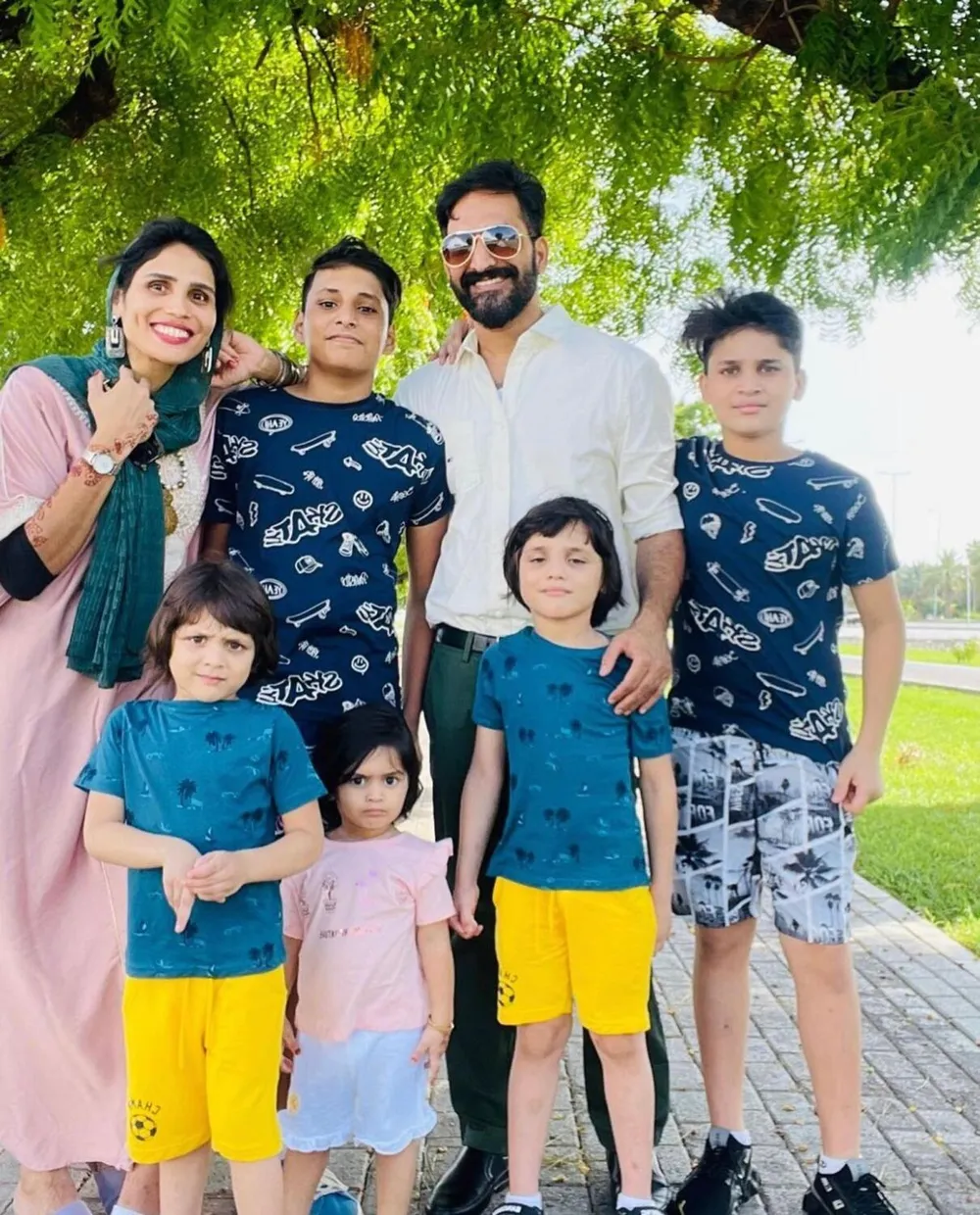 Bà mẹ 5 con và chồng trước khi xuất phát. Ảnh: TOI