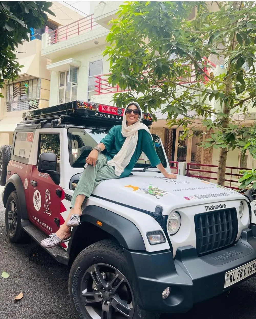 Đến Oman, Naaji Noushi sẽ băng qua UAE để đến Qatar xem World Cup 2022. Ảnh: TOI Bà mẹ 5 con và chồng trước khi xuất phát. Ảnh: TOI