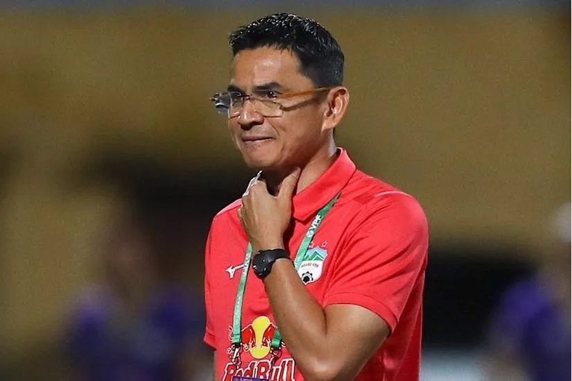 HLV Kiatisak... đắng lòng khi Công Phượng sút hỏng phạt đền. Ảnh: CTV