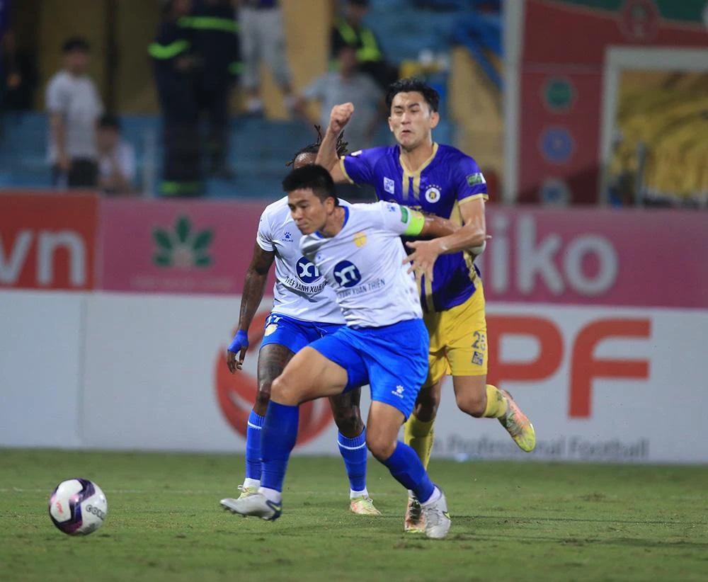 Thua HA Gia Lai 0-2, Nam Định (áo trắng) ở vị trí áp chót. Ảnh: VPF