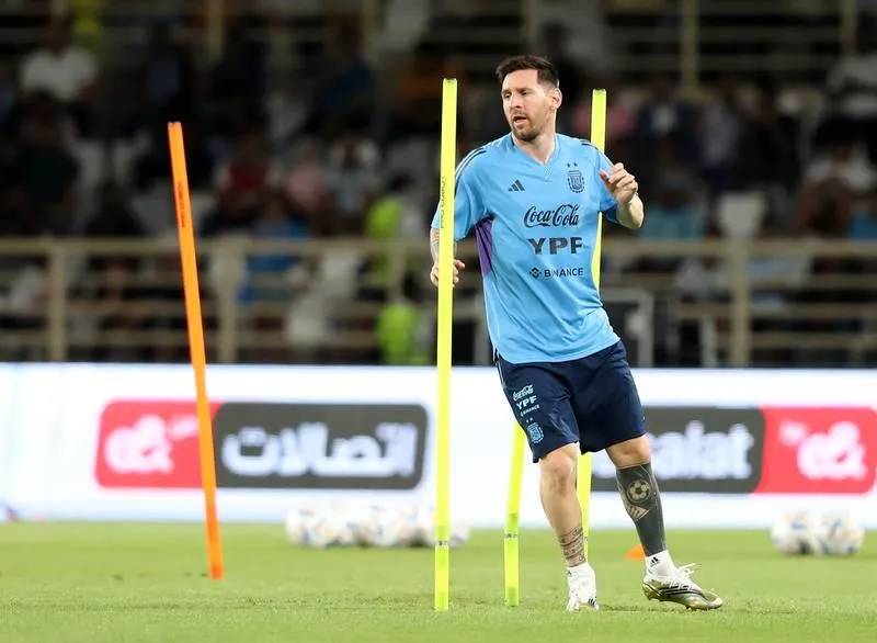 Messi vẫn là tâm điểm trên sân Mohammad Al Zayed ở Abu Dhabi tối nay. Ảnh: AFP
