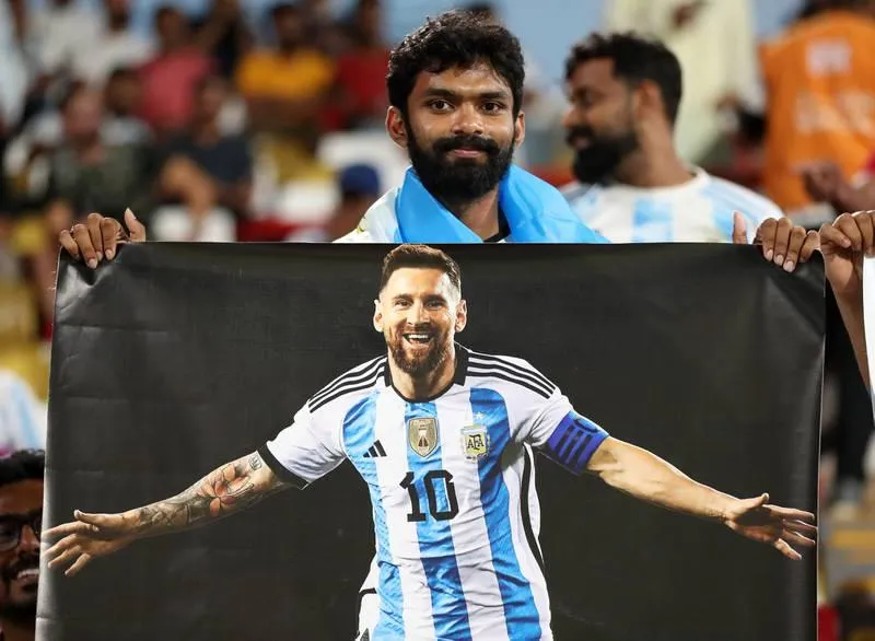 Một fan UAE giăng ảnh của thần tượng.