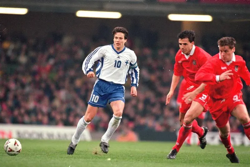 Jari Litmanen, ngôi sao lạc lối, 12 năm đeo băng đội trưởng của tuyển Phần Lan, nhưng Phần Lan thiếu vắng tài năng nên tiền đạo của Ajax, Barcelona và Liverpool này luôn nằm nhà xem World Cup. Bernd Schuter (phải) là danh thủ Đức có biệt danh &quot;thiên thần trắng&quot; từng lên ngôi cúp châu Âu cùng Real Madrid và Barcelona và vô địch châu Âu cùng tuyển Đức 1980 nhưng mâu thuẫn với HLV tuyển Đức nên ông tuyên bố chia tay tuyển Đức năm 24 tuổi. Duncan Edwards chơi 177 trận cho MU, với hai ngôi vô địch Anh... nhưng qua đời ở tuổi 21 trong thảm họa Munich máy bay chở đội rơi. Ông là một tài năng thế giới của thế hệ mình. Ian Rush, huyền thoại Liverpool là tay săn bàn vĩ đại nhất trong mọi thời đại của đội, nhưng cũng chưa hề biết không khí VCK World Cup với tư cách cầu thủ là thế nào. Gunnar Nordahl- cầu thủ ghi nhiều bàn thắng nhất tại Olympic 1948, tay săn bàn hàng đầu trong mọi thời đại của AC Milan, năm lần vua phá lưới giải Ý. Tuy nhiên thời đó đất nước Thụy Điển chưa có bóng đá chuyên nghiệp, đội tuyển là những cầu thủ bóng đá nghiệp dư nên Gunnar Nordahl không thể khoác áo tuyển (?!). Lazslo Kubala, cầu thủ Hungary là huyền thoại của Barcelona nhưng không có màu áo đội tuyển để khoác vì ông trốn chạy khỏi Hungary, không hoàn tất các thủ tục quốc tịch. Eric Cantona, một trong những tên tuổi lớn nhất của MU có một tầm ảnh hưởng lớn lên giải ngoại hạng Anh. Song sự nghiệp tuyển Pháp của &quot;King Eric&quot; luôn lận đận và kết thúc cơ hội bằng việc tuyên bố ủng hộ Anh là chủ nhà World Cup chứ không ủng hộ Pháp. Cantona chưa bao giờ được khoác áo Pháp đá VCK World Cup. Abedi Pele, từng vô địch châu Âu cùng Marseille, một trong những huyền thoại của bóng đá châu Phi. Anh chưa một lần vinh dự cùng Ghana đá VCK World Cup, anh thuộc người &quot;sinh nhầm&quot; thế hệ. Bóng đá Xứ Wales sản sinh ra một cầu thủ chạy cánh tài năng cho MU, một trong những tài năng huyền thoại của MU. Thời Giggs thi đấu, Xứ Wales quá ít tài năng nên cứ World Cup về Ryan Giggs lại nằm nhà xem đồng nghiệp trổ tài. Khi chuyển sang làm huấn luyện viên, huyền thoại này tai tiếng rất nhiều trong tình ái. Cuối cùng, trợ lý Rob Page thay thế Giggs dẫn dắt tuyển Xứ Wales đá World Cup 2022. Tiền đạo có đôi mắt nhung người Bắc Ireland, George Best là huyền thoại bậc nhất của MU. Ông đẹp trai, lãng tử, đá bóng giỏi, hoa mỹ...nhưng bóng đá Bắc Ireland thì quá yếu. George Best chỉ xem VCK World Cup qua truyền hình. George Weah, cựu Quả bóng vàng châu Âu trong màu áo AC Milan là ngôi sao sinh nhầm thế hệ vì bóng đá Liberia quá yếu. Tuy nhiên đây là một tài năng bóng đá xuất chúng, một chính trị gia giỏi vì hiện nay Weah là Tổng thống của Liberia. Huyền thoại số 1 của Real Madrid Di Stefano từng khoác áo các đội tuyển Argentina, Tây Ban Nha và Colombia nhưng chưa một lần đá VCK World Cup. Thời đó luật quốc tịch và cầu thủ thi đấu của FIFA còn rất thoáng.