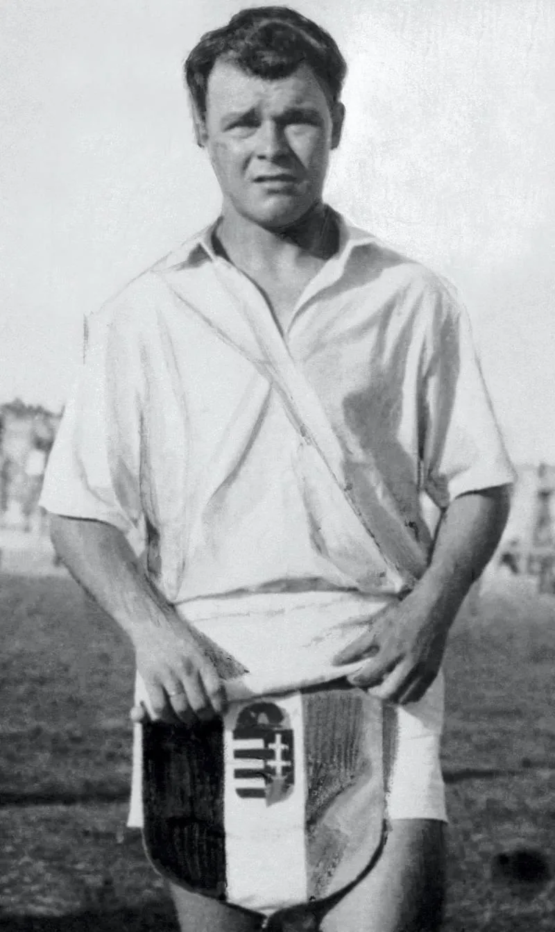 Lazslo Kubala, cầu thủ Hungary là huyền thoại của Barcelona nhưng không có màu áo đội tuyển để khoác vì ông trốn chạy khỏi Hungary, không hoàn tất các thủ tục quốc tịch. Eric Cantona, một trong những tên tuổi lớn nhất của MU có một tầm ảnh hưởng lớn lên giải ngoại hạng Anh. Song sự nghiệp tuyển Pháp của &quot;King Eric&quot; luôn lận đận và kết thúc cơ hội bằng việc tuyên bố ủng hộ Anh là chủ nhà World Cup chứ không ủng hộ Pháp. Cantona chưa bao giờ được khoác áo Pháp đá VCK World Cup. Abedi Pele, từng vô địch châu Âu cùng Marseille, một trong những huyền thoại của bóng đá châu Phi. Anh chưa một lần vinh dự cùng Ghana đá VCK World Cup, anh thuộc người &quot;sinh nhầm&quot; thế hệ. Bóng đá Xứ Wales sản sinh ra một cầu thủ chạy cánh tài năng cho MU, một trong những tài năng huyền thoại của MU. Thời Giggs thi đấu, Xứ Wales quá ít tài năng nên cứ World Cup về Ryan Giggs lại nằm nhà xem đồng nghiệp trổ tài. Khi chuyển sang làm huấn luyện viên, huyền thoại này tai tiếng rất nhiều trong tình ái. Cuối cùng, trợ lý Rob Page thay thế Giggs dẫn dắt tuyển Xứ Wales đá World Cup 2022. Tiền đạo có đôi mắt nhung người Bắc Ireland, George Best là huyền thoại bậc nhất của MU. Ông đẹp trai, lãng tử, đá bóng giỏi, hoa mỹ...nhưng bóng đá Bắc Ireland thì quá yếu. George Best chỉ xem VCK World Cup qua truyền hình. George Weah, cựu Quả bóng vàng châu Âu trong màu áo AC Milan là ngôi sao sinh nhầm thế hệ vì bóng đá Liberia quá yếu. Tuy nhiên đây là một tài năng bóng đá xuất chúng, một chính trị gia giỏi vì hiện nay Weah là Tổng thống của Liberia. Huyền thoại số 1 của Real Madrid Di Stefano từng khoác áo các đội tuyển Argentina, Tây Ban Nha và Colombia nhưng chưa một lần đá VCK World Cup. Thời đó luật quốc tịch và cầu thủ thi đấu của FIFA còn rất thoáng.