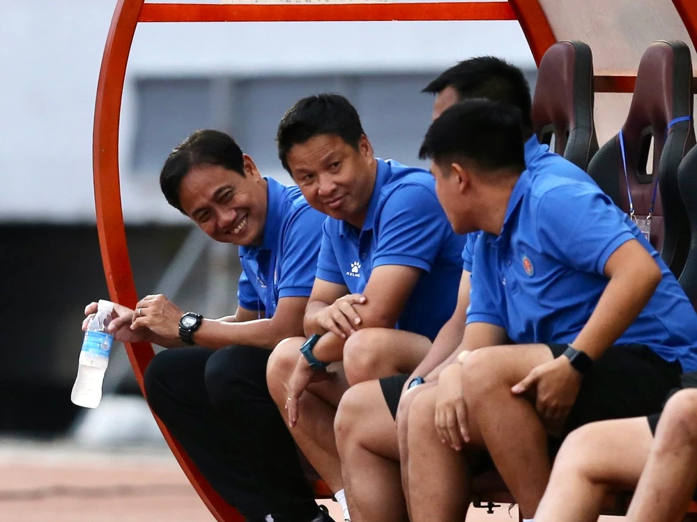 HLV Phùng Thanh Phương cùng các trợ lý vẫn...vui vẻ lạc quan. Ảnh: ANH PHƯƠNG
