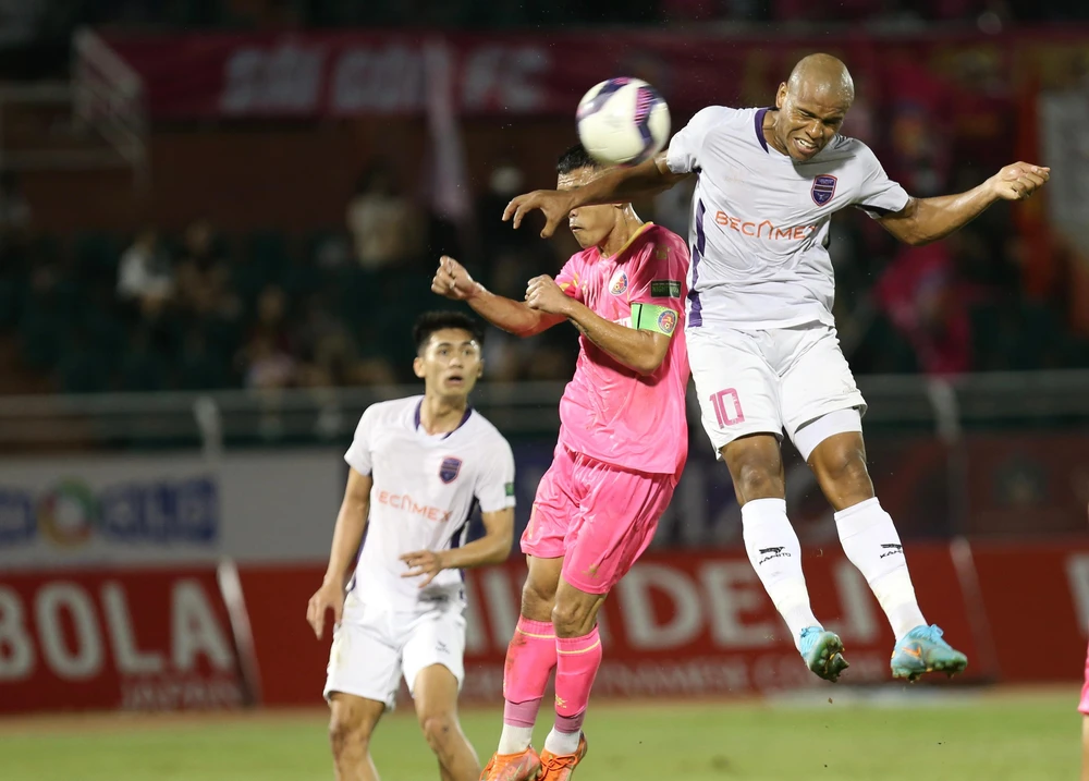 Sài Gòn FC (màu hồng)...đã đánh bại B. Bình Dương 2-1. Ảnh: ANH PHƯƠNG