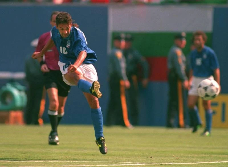"Tội đồ quả luân lưu cuối cùng hỏng ăn" tại chung kết USA 94 giữa Ý - Brazil, Roberto Baggio ghi chín bàn trong 16 trận ra quân. Vava của Brazil còn hơn thế, khi ghi chín bàn trong 10 trận VCK World Cup. Christian Vieri đá chín trận, cứ mỗi trận một bàn cho tuyển Ý. Còn huyền thoại Bồ Đào Nha gốc Mozampique - Eusebio chỉ cần sáu trận ghi chín bàn. Tương tự Ademir của Brazil ra sân sáu trận ghi chín bàn. Huyền thoại Ba Lan - Lato đá 20 trận ghi 10 bàn. Gary Lineker cũng rất xuất sắc đá 12 trận có 10 bàn cho tuyển Anh. "Vua sư tử" Batigol - Batistuta đá 12 trận 10 lần chọc thủng lưới đối phương cho tuyển Argentina. Jurgen Klinsmann với 17 lần ra sân ghi 11 bàn. Huyền thoại Hungary Sander Kocsis đá năm trận ghi 11 bàn. Just Fontaine kỷ lục gia thách thức mọi thời đại, chỉ đá một VCK World Cup 1958 qua năm trận ghi 13 bàn.cho Pháp. Gerd Muller đá 13 trận ghi 14 bàn cho tuyển Đức. Miroslav Klose đá 24 trận ghi 16 bàn, nhiều bàn thắng bằng đầu cho tuyển Đức.