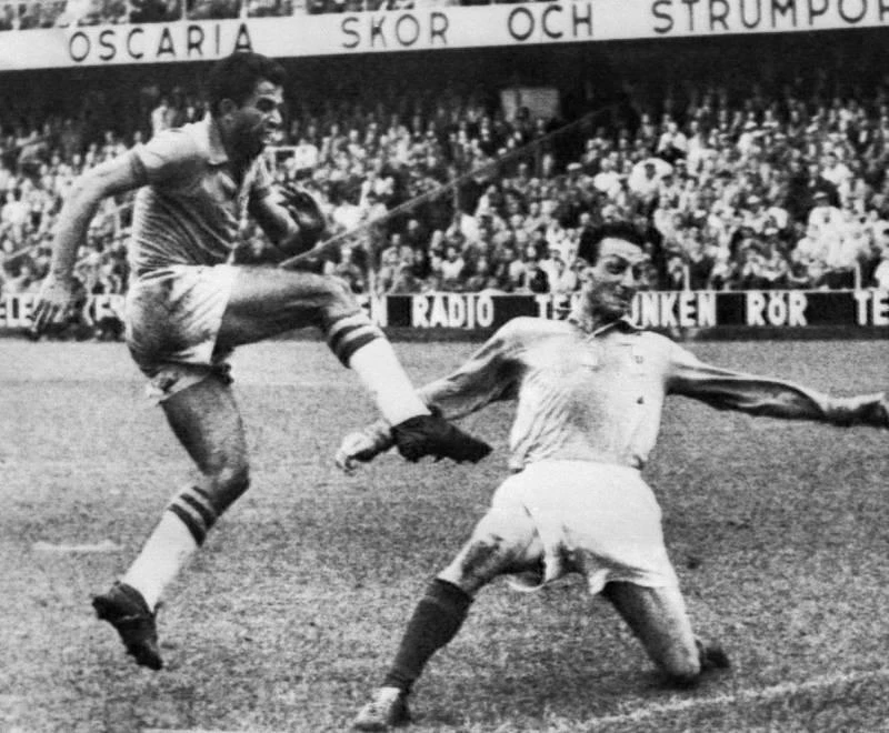 Vava của Brazil còn hơn thế, khi ghi chín bàn trong 10 trận VCK World Cup. Christian Vieri đá chín trận, cứ mỗi trận một bàn cho tuyển Ý. Còn huyền thoại Bồ Đào Nha gốc Mozampique - Eusebio chỉ cần sáu trận ghi chín bàn. Tương tự Ademir của Brazil ra sân sáu trận ghi chín bàn. Huyền thoại Ba Lan - Lato đá 20 trận ghi 10 bàn. Gary Lineker cũng rất xuất sắc đá 12 trận có 10 bàn cho tuyển Anh. "Vua sư tử" Batigol - Batistuta đá 12 trận 10 lần chọc thủng lưới đối phương cho tuyển Argentina. Jurgen Klinsmann với 17 lần ra sân ghi 11 bàn. Huyền thoại Hungary Sander Kocsis đá năm trận ghi 11 bàn. Just Fontaine kỷ lục gia thách thức mọi thời đại, chỉ đá một VCK World Cup 1958 qua năm trận ghi 13 bàn.cho Pháp. Gerd Muller đá 13 trận ghi 14 bàn cho tuyển Đức. Miroslav Klose đá 24 trận ghi 16 bàn, nhiều bàn thắng bằng đầu cho tuyển Đức.