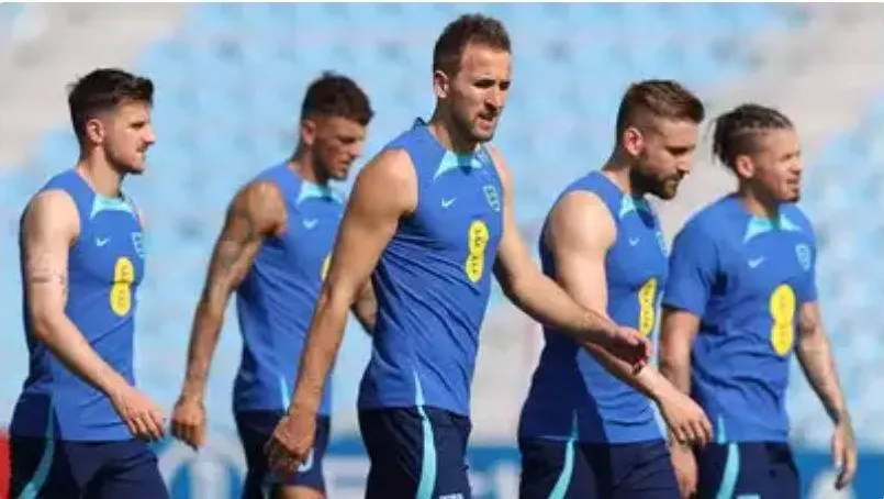 Các tuyển thủ Anh...lè lưỡi trong buổi tập ở Al Wakrah vì nắng nóng trên 30 độ C. Ảnh: Reuters