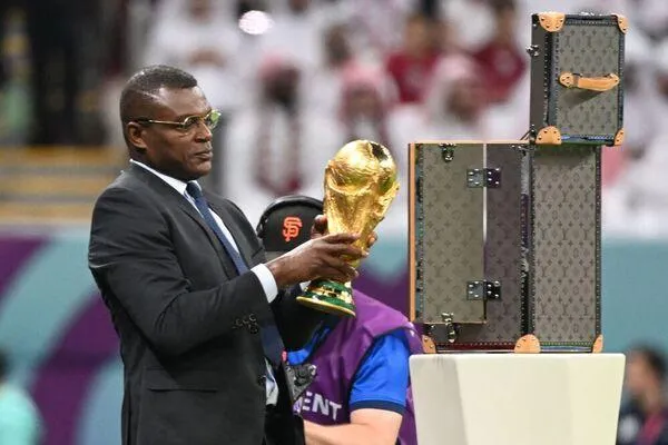 Huyền thoại Pháp Marcel Desailly cùng cúp vàng FIFA World Cup. Huyền thoại Pháp được chọn vì đại diện cho nhà đương kim vô địch. Ảnh: Getty