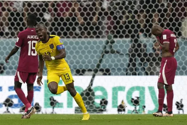 Valencia &quot;quậy nát&quot; hàng phòng ngự của Qatar. Ảnh: Getty