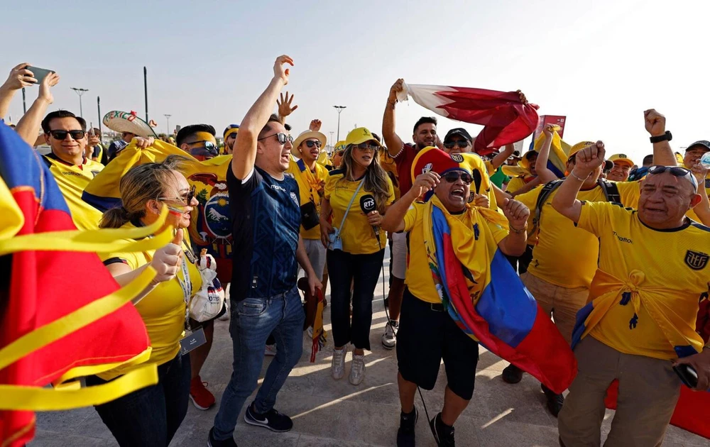 Fan Ecuador trên đường phố ở Qatar. Ảnh: Getty