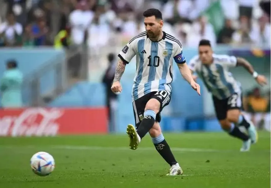 Messi có bàn thắng sớm cho Argentina từ chấm 11m ở phút thứ 10. Ảnh: Getty