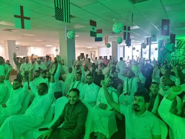 Viên chức nhà nước Saudi Arabia được nghỉ ngày làm việc sớm để ủng hộ đội nhà. Ảnh: Getty Viên chức nhà nước Saudi Arabia được nghỉ ngày làm việc sớm để ủng hộ đội nhà. Ảnh: Getty