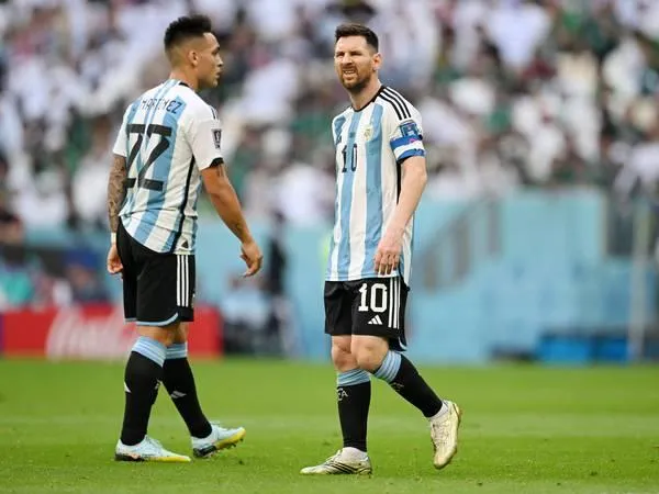 Messi cay đắng khi là ứng viên vô địch nhưng bị Saudi Arabia...lật mặt. Ảnh: Getty