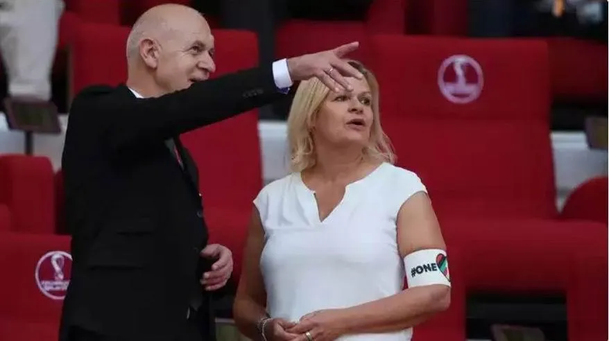 Bộ trưởng Bộ Nội vụ Đức, bà Nancy Fauser cùng Chủ tịch LĐBĐ Đức, ông Bernd Neuendorf trên khán đài xem trận Đức-Nhật Bản. Ảnh: Getty