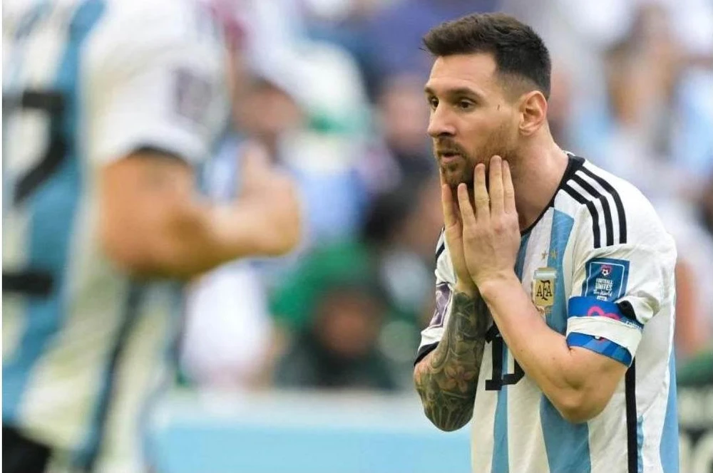 Messi suy sụp khi chuỗi 36 trận bất bại của Argentina bị đội bóng châu Á Saudi Arabia phá nát. Ảnh: AFP