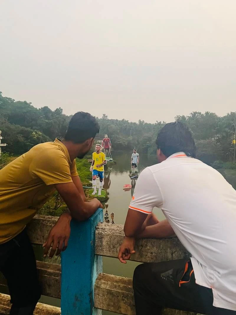 Họ say sưa ngắm các tác phẩm của mình. Ảnh: Getty