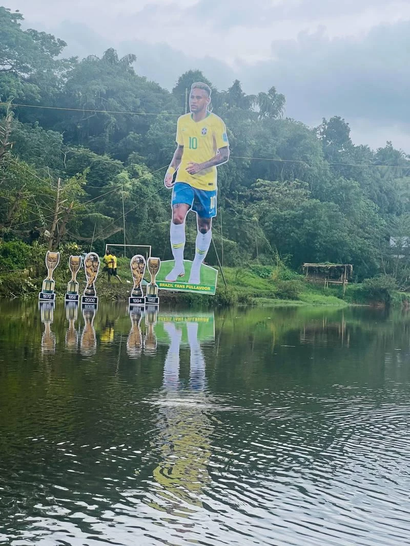 Hình nộm Neymar cao 12m với năm chiếc cúp vàng của Brazil. Ảnh: Getty