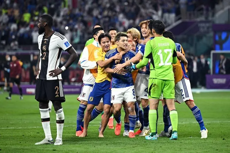 Ritsu Doan (8) được đồng đội chia vui sau bàn thắng. Ảnh: Getty