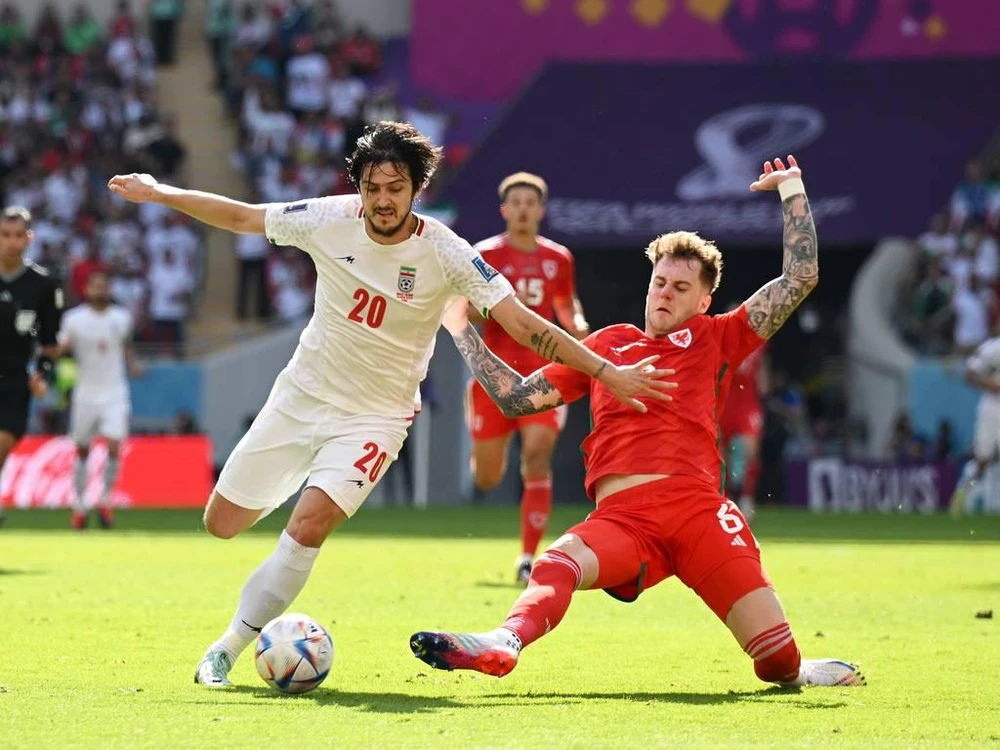 Azmoun (20) chơi xông xáo cho tuyển Iran. Ảnh: Getty
