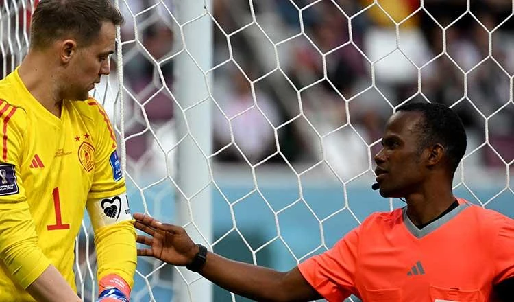 Trọng tài kiểm tra kỹ băng đội trưởng của Neuer nếu có ngũ sắc cầu vồng là chiếc thẻ vàng ngay, không đổi sẽ bị thẻ đỏ. Ảnh: Getty