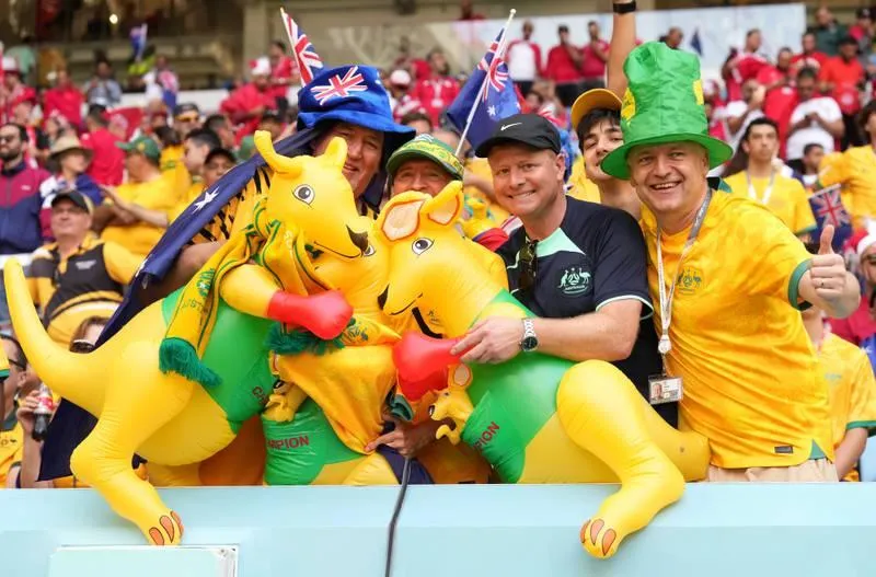 Cổ động viên Úc vui khi đội nhà có cơ hội đi tiếp. Ảnh: Getty