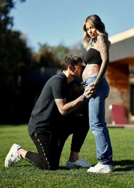 Tuyển thủ Pháp... hôn cậu con trai trong bụng bạn gái. Ảnh: S.E Đây là tuyển thủ Pháp Theo Hernandez, bạn trai của Zoe Cristopheli. Ảnh: S.E