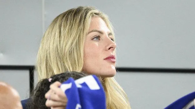 Kamilla Tytgat có vẻ đẹp Bắc Âu, tóc bạch kim, mắt xanh biếc. Cô khác nhiều với những nàng WAG khác, cô tốt nghiệp khoa Luật ở Pháp. Vợ của Varane có tính hướng nội, cô không thích ồn ào, không thích party đình đám. Vừa xem chồng thi đấu với Úc trong màu áo tuyển Pháp, Kamilla vừa đút thức ăn cho cậu con trai trong trận Pháp thắng Úc 4-1. Sau trận thắng, ông bố Varane lên khán đài gặp con trai và...mẹ sắp nhỏ. Mẹ sắp nhỏ chờ nụ hôn chiến thắng từ Varane. Cả hai trong một lần đi nghỉ ngơi sau ngôi vô địch World Cup 2018.