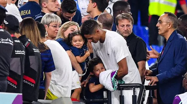 Sau trận thắng, ông bố Varane lên khán đài gặp con trai và...mẹ sắp nhỏ. Mẹ sắp nhỏ chờ nụ hôn chiến thắng từ Varane. Cả hai trong một lần đi nghỉ ngơi sau ngôi vô địch World Cup 2018.