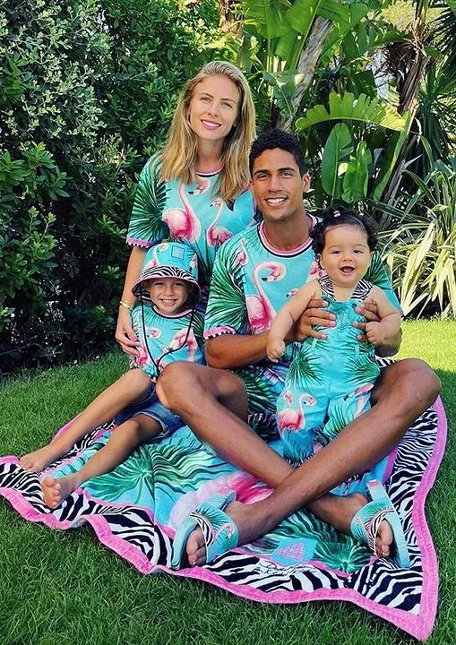 Vợ của Varane có tính hướng nội, cô không thích ồn ào, không thích party đình đám. Vừa xem chồng thi đấu với Úc trong màu áo tuyển Pháp, Kamilla vừa đút thức ăn cho cậu con trai trong trận Pháp thắng Úc 4-1. Sau trận thắng, ông bố Varane lên khán đài gặp con trai và...mẹ sắp nhỏ. Mẹ sắp nhỏ chờ nụ hôn chiến thắng từ Varane. Cả hai trong một lần đi nghỉ ngơi sau ngôi vô địch World Cup 2018.