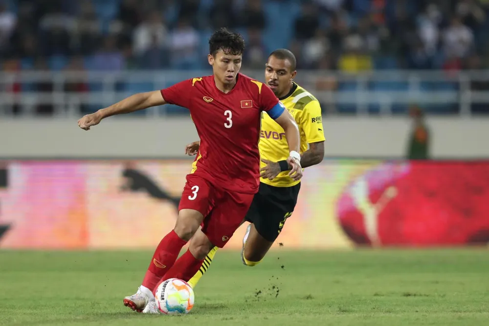 Đội trưởng Quế Ngọc Hải trong một pha triển khai bóng. Ảnh: ANH PHƯƠNG