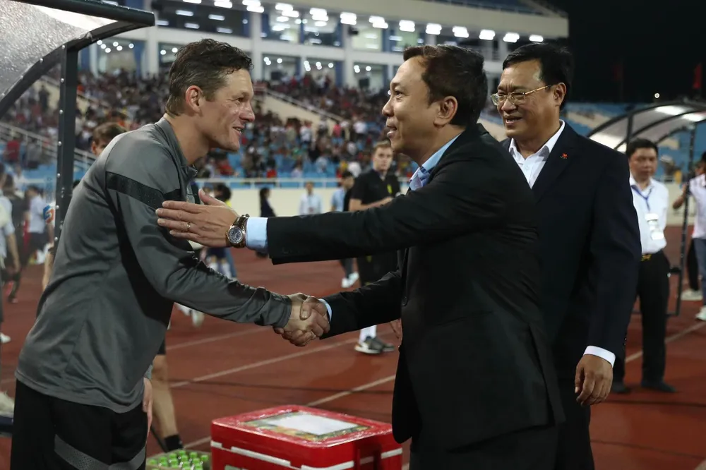 HLV Edin Terzic của Dortmund bắt tay xã giao với Chủ tịch VFF Trần Quốc Tuấn trước trận đấu giao hữu. Ảnh: ANH PHƯƠNG