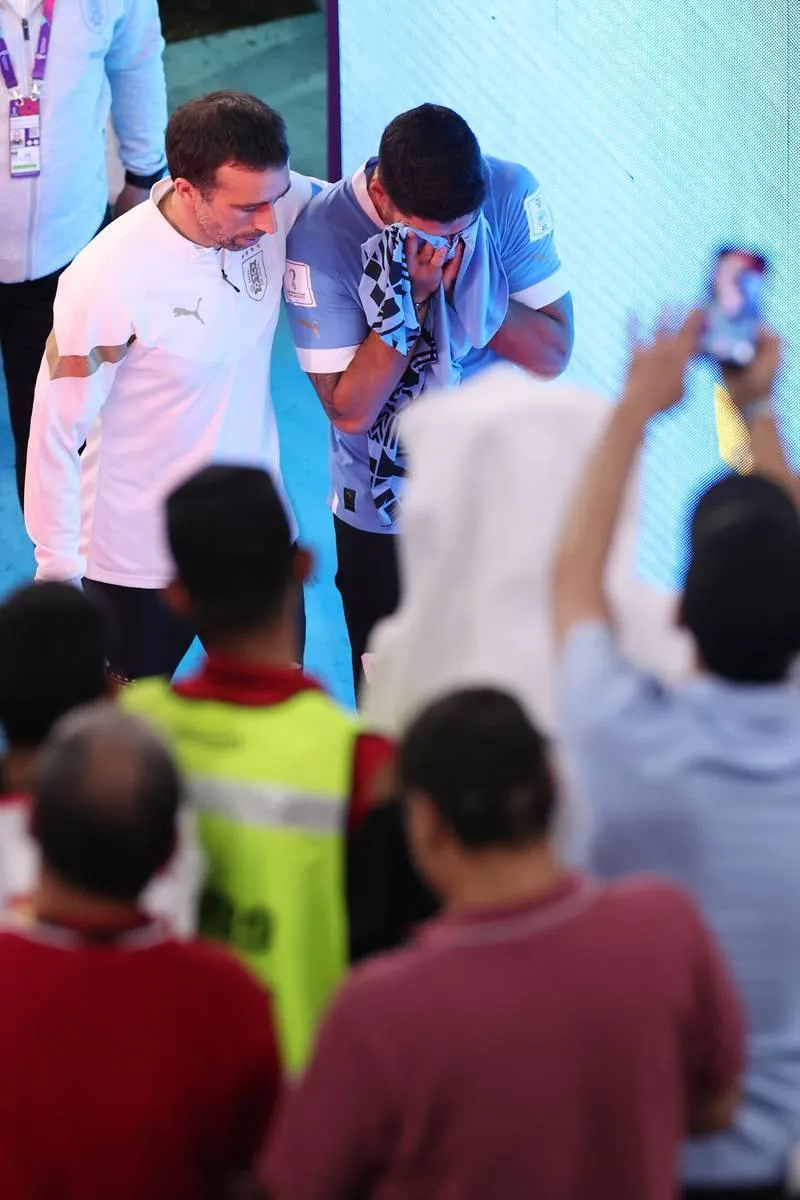 ...Vào vòng họp báo, đội trưởng Suarez lại khóc nhiều hơn.