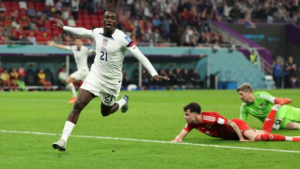 Timothy Weah mở điểm cho tuyển Mỹ phút 34 trong trận hòa Xứ Wales 1-1. Ảnh: Getty