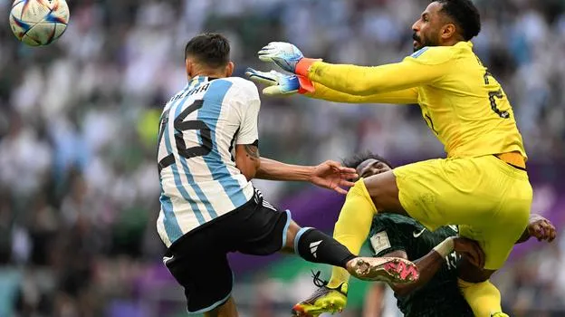 Pha va chạm &quot;phe ta-phe mình&quot; trận Saudi Arabia thắng Argentina 2-1, khiến trung vệ Yasser Al Sharani bể xương mặt, sụp mũi, bể lá lách. Ngay trong đêm anh được chở về Saudi Arabia bằng máy bay nhỏ để chăm sóc đặc biệt. Sau pha này trận Brazil-Serbia, Neymar bị chấn thương nặng nghỉ hết vòng bảng. Trận Hàn Quốc- Bồ Đào Nha, pha này rất...dễ đi cái gối. Messi bị thủ môn của Ba Lan &quot;tát&quot; một cái nảy lửa vào mặt. Sấp mặt vào gối đối phương đang ra chân trận Tây Ban Nha-Đức Dễ bể trán trong trận- Hà Lan-Ecuador Trận Úc-Tunisia...rất dễ gãy cổ.