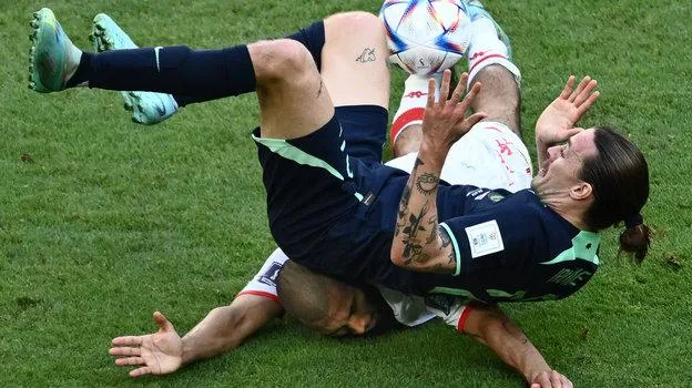 Trận Úc-Tunisia...rất dễ gãy cổ.