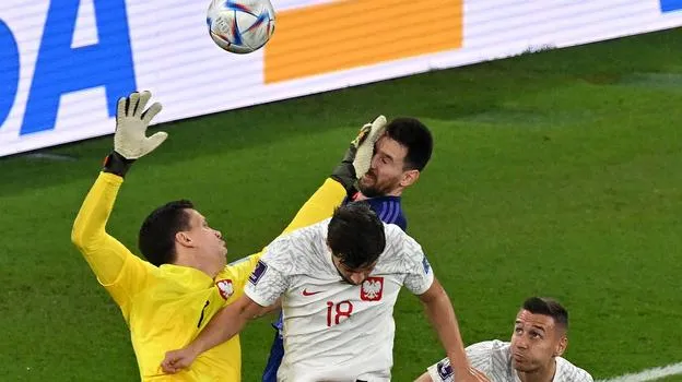 Messi bị thủ môn của Ba Lan &quot;tát&quot; một cái nảy lửa vào mặt. Sấp mặt vào gối đối phương đang ra chân trận Tây Ban Nha-Đức Dễ bể trán trong trận- Hà Lan-Ecuador Trận Úc-Tunisia...rất dễ gãy cổ.