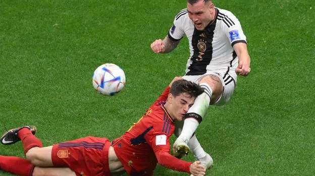 Sấp mặt vào gối đối phương đang ra chân trận Tây Ban Nha-Đức Dễ bể trán trong trận- Hà Lan-Ecuador Trận Úc-Tunisia...rất dễ gãy cổ.