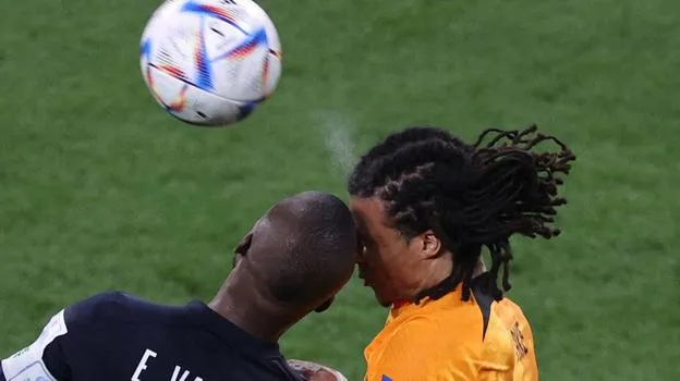 Dễ bể trán trong trận- Hà Lan-Ecuador Trận Úc-Tunisia...rất dễ gãy cổ.