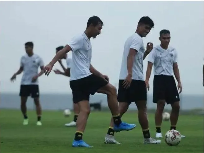 Những buổi tập đầu tuyển Indonesia còn thiếu nhiều gương mặt đang thi đấu nước ngoài. Ảnh: AFF