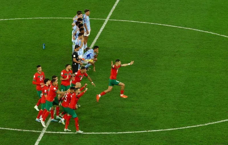 Sau loạt luân lưu thứ tư thì Morocco vỡ òa hạnh phúc. Fan Tây Ban Nha bật khóc.