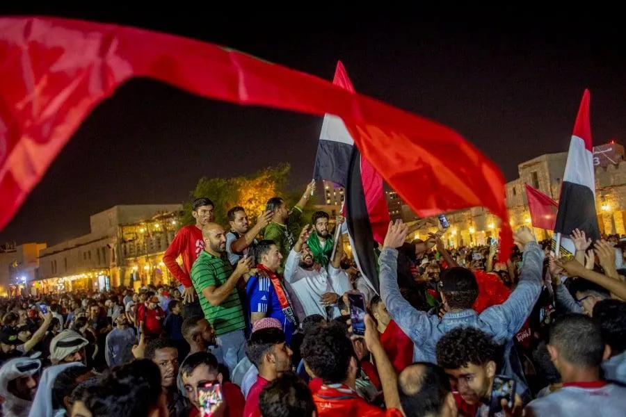 Ngay tại TP Barcelona của Tây Ban Nha. Trên đại lộ Champs-Elysees ở thủ đô Paris, Pháp Sau loạt luân lưu thứ tư thì Morocco vỡ òa hạnh phúc. Fan Tây Ban Nha bật khóc.